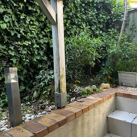 아파트 Amenage Au Sous-sol Avec Coin Jardin Au Centre D *