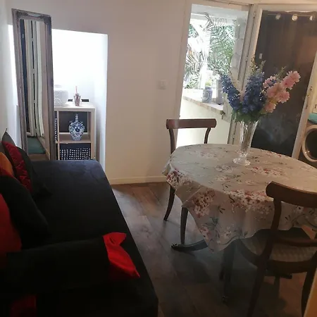 Apartment Amenage Au Sous-sol Avec Coin Jardin Au Centre D