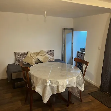 Apartment Amenage Au Sous-sol Avec Coin Jardin Au Centre D Arcachon
